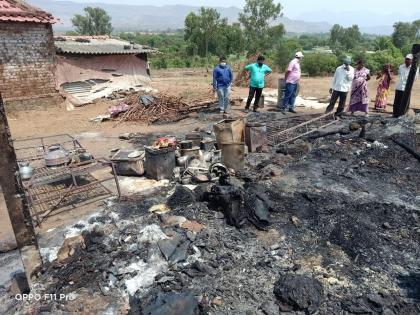 3 huts burnt at Ghoti | घोटी येथे ३ झोपडया आगीत भस्मसात