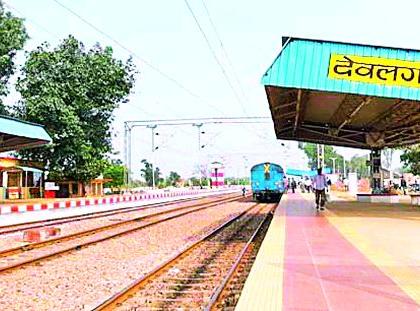 Create a pedestrian street and flyover at the railway station | रेल्वे स्थानकावर पादचारी मार्ग व उड्डाणपूल तयार करा