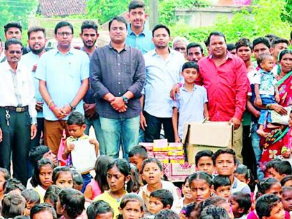 मानधनाच्या पैशातून चिमुकल्यांसोबत दिवाळी