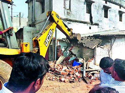 Break on encroachment removal campaign due to poor planning | ढिसाळ नियोजनामुळे अतिक्रमण हटाव मोहिमेला ब्रेक