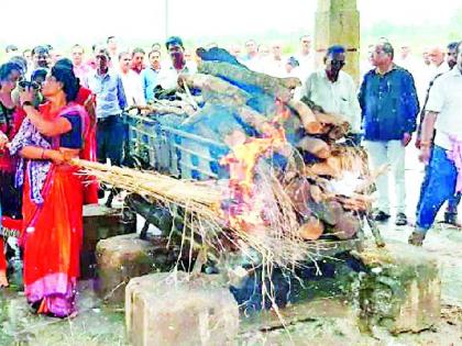 The girls gave their father Parthiva a fire | मुलींनी दिला वडिलांच्या पार्थिवाला अग्नी