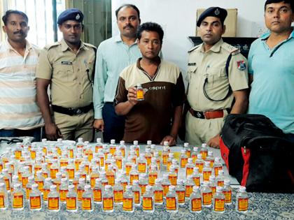 Gondia-Ballarshah train raided the liquor | गोंदिया-बल्लारशाह ट्रेनमधून दारू नेणाºयास अटक Gondia-Ballarshah train raided the liquor | गोंदिया-बल्लारशाह ट्रेनमधून दारू नेणाºयास अटक