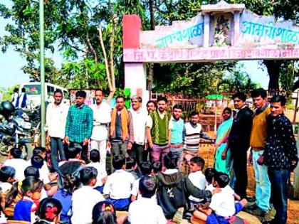 Angry parents did not let the school lock open | संतप्त पालकांनी शाळेचे कुलूप उघडू दिले नाही