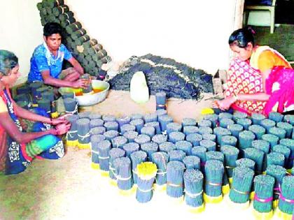 Fragrances in many families are burning through the business of incense | अगरबत्ती व्यवसायातून दरवळतोय अनेक कुटुंबात सुगंध