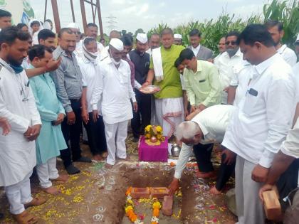 Laying of foundation stone of biogas project by Indorikar Maharaj | बायोगॅस प्रकल्पाची इंदोरीकर महाराजांच्या हस्ते पायाभरणी