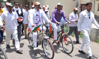 NCP's Cycle rally Against Fuel pricehike | इंधन दरवाढीविरोधात राष्ट्रवादीचा सायकल मोर्चा