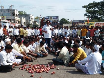 Roadshopping of onion growers from farmers | कळवणला कांदा उत्पादक शेतक-यांचा रास्तारोको