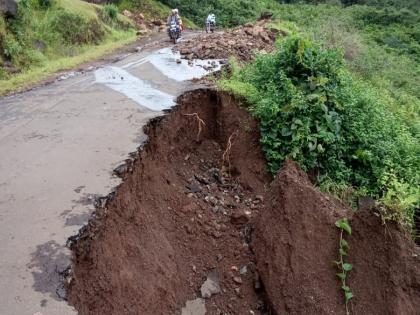  Traffic closed due to paved road | साळबारीत रस्ता खचल्याने वाहतूक बंद