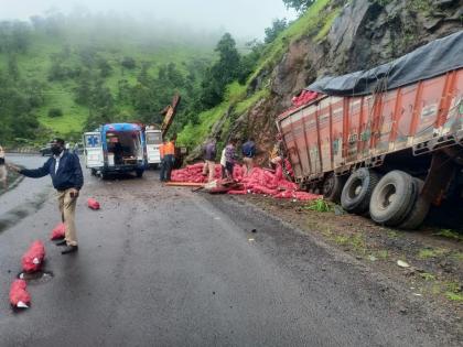 Two injured in truck accident in Kasara Ghat | कसारा घाटात ट्रक अपघातात दोघे जखमी