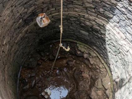 Cracked deep deep water, the bottom reached by wells: Suryanarayana started burning fire | खटावला खोल खोल पाणी, विहिरींनी गाठला तळ : सूर्यनारायण लागले आग ओकायला