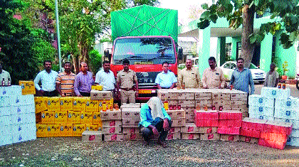 Sixteen lakhs of alcoholic beverages were seized on the Kolhapur-Gaganbawda road | कोल्हापूर-गगनबावडा मार्गावर सोळा लाखांचा मद्यसाठा जप्त