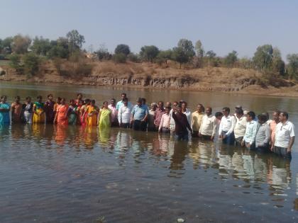 Employees' Jalasamadi Movement for Demand for Library Grants | ग्रंथालय अनुदानाच्या मागणीसाठी कर्मचाऱ्यांचे जलसमाधी आंदोलन