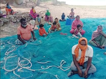 Fishermen's woes; No one can go to town, no one gives grain without a card! | मच्छिमारांची व्यथा; गावी जाता येईना, कार्ड नसल्यानं धान्य कोणी देईना !