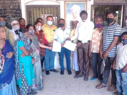 Statement to Manmad Municipal Corporation Administration to sweeten the Diwali of the disabled | दिव्यांगांची दिवाळी गोड करण्यासाठी मनमाड पालिका प्रशासनाला निवेदन