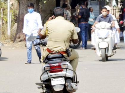 Is the law different for the police in Solapur, brother ...! | सोलापुरातील पोलिसांसाठी कायदा वेगळा असतो का रे भाऊ...!