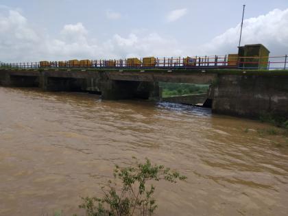  For the first time after the height of the dam dam height was full | मुकणे धरण ऊंची वाढीनंतर पहिल्यांदाच पुर्ण भरले