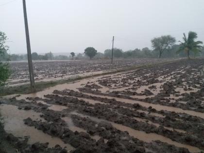 Rain with strong winds at Nandgaon | नांदगावी वादळी वाऱ्यासह पाऊस