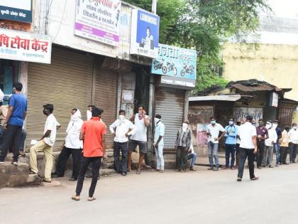 Queues for fertilizers in lockdown | लॉकडाऊनमध्ये खतांसाठी रांगा Queues for fertilizers in lockdown | लॉकडाऊनमध्ये खतांसाठी रांगा