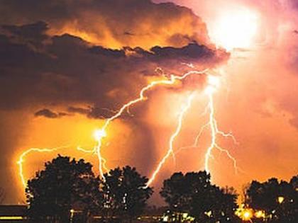 A laborer died on the spot due to a lightning strike at Itwai | इटवाई येथे वीज पडून मजुराचा जागीच मृत्यू A laborer died on the spot due to a lightning strike at Itwai | इटवाई येथे वीज पडून मजुराचा जागीच मृत्यू