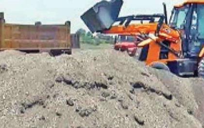 Thousands of brass sand seized in Tambhe Shivar | टेंभे शिवारात हजार ब्रास वाळू जप्त