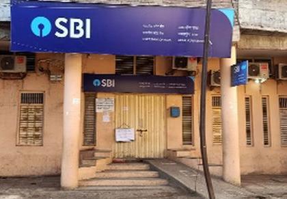 Bank closed due to staff quarantine in Akkalkuwa | अक्कलकुव्यात कर्मचारी क्वारंटाईन झाल्याने बँक बंद Bank closed due to staff quarantine in Akkalkuwa | अक्कलकुव्यात कर्मचारी क्वारंटाईन झाल्याने बँक बंद