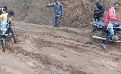 Mud plagues motorists | चिखलामुळे वाहनधारक त्रस्त Mud plagues motorists | चिखलामुळे वाहनधारक त्रस्त