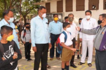 Schools bustling with student chirping | विद्यार्थ्यांच्या किलबिलाटाने गजबजल्या शाळा