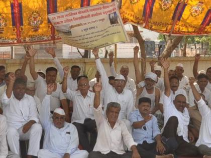 Farmers in the immortal summer: Their fasting | रणरणत्या उन्हात शेतक:यांचे उपोषण