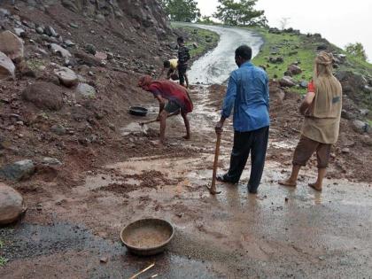 Sarpanchs and youths used to pick up stones and soil to facilitate road transport | सरपंच व युवकांनी दगड-माती उचलून रस्ता वाहतुकीसाठी केला सुरळीत Sarpanchs and youths used to pick up stones and soil to facilitate road transport | सरपंच व युवकांनी दगड-माती उचलून रस्ता वाहतुकीसाठी केला सुरळीत