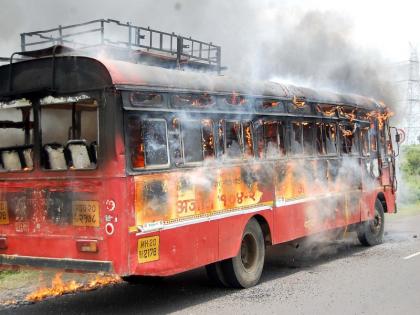 Protestors lit the bus on the Nanded-Hyderabad highway | नांदेड-हैदराबाद महामार्गावर आंदोलकांनी बस पेटवली