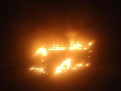 The blaze of a burning truck on National Highway 7 | राष्ट्रीय महामार्ग क्रमांक ६ वर बर्निंग ट्रकचा थरार