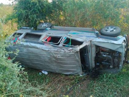 The jeep carrying the bride overturned, injuring 13 | वऱ्हाड घेऊन जाणारी जीप उलटली, १३ जखमी