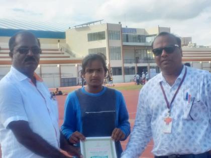 Vaishnavi Paithankar was selected at the Divisional level in the Thalifek tournament | थाळीफेक स्पर्धेत वैष्णवी पैठणकर हिची विभागीय स्तरावर निवड