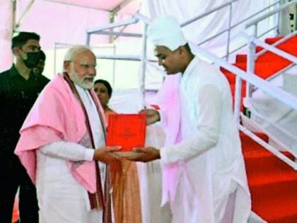 Outraged in Mahanubhav mahamandal, for gifting banned 'Leelacharitra' to PM | बंदी असलेले ‘लीळाचरित्र’ पंतप्रधान माेदींना भेट दिल्याने संताप