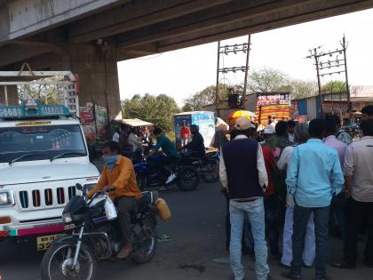 Due to a dispute between the vehicle owners, the vehicle was parked horizontally on the state highway | वाहनधारकांमध्ये वाद झाल्याने गाडी लावली राज्य महामार्गावर आडवी