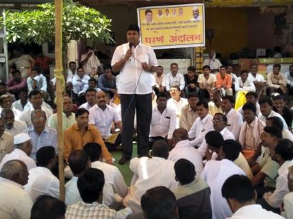 Parbhani: Movement of farmers in front of bank in front of the agitation | परभणी : बोरीत शेतकऱ्यांचे बँकेसमोर आंदोलन