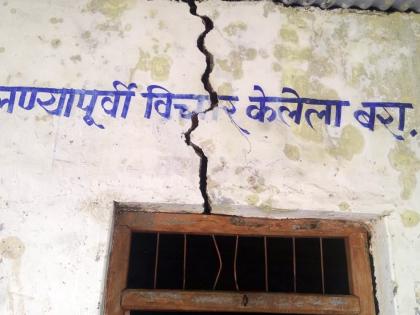 Parbhani: Knowledge of students in a dangerous building | परभणी : धोकादायक इमारतीत विद्यार्थ्यांचे ज्ञानार्जन