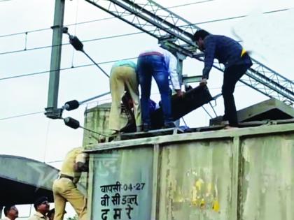 Shocking; Unfortunate death of a young man from Solapur who took a selfie standing on top of a freight train | धक्कादायक; मालगाडीवर उभारून सेल्फी काढणाऱ्या सोलापुरातील तरूणाचा दुदैवी मृत्यू