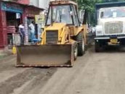 Road repair work in Dhongade town started | धोंगडे नगरमधील रस्ता दुरुस्तीचे काम सुरू