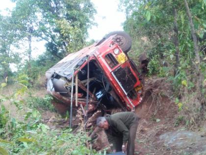 Ratnagiri: A woman injured seriously in the accident, Sangameshwaranje ST | रत्नागिरी : संगमेश्वरनजीक एसटीला अपघात, २५ प्रवासी जखमी