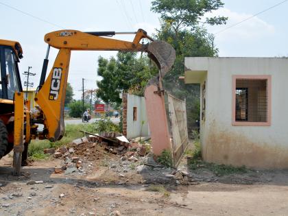 The controversial wall in Satana finally collapsed | सटाण्यातील वादग्रस्त भिंत अखेर उद्ध्वस्त