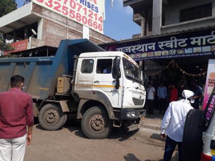 Dumper tire rupture accident in Satna | सटाण्यात डम्परचे टायर फुटून अपघात Dumper tire rupture accident in Satna | सटाण्यात डम्परचे टायर फुटून अपघात