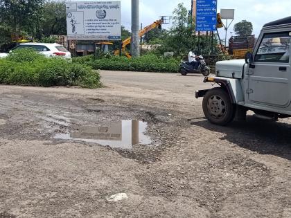 Pits at Sinnarfata Chowk; Inconvenience to vehicle owners | सिन्नरफाटा चौकात खड्डे; वाहनधारकांची गैरसोय