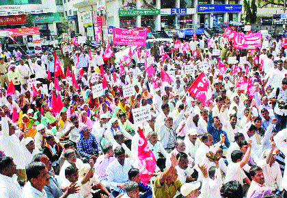 Front of Zilla Parishad of Gram Panchayat employees | ग्रामपंचायत कर्मचाऱ्यांचा जिल्हा परिषदेवर मोर्चा