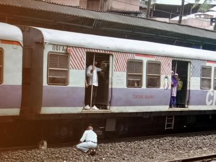 Running a local train with a wheeled nibbled knight; Shocking type at Shahd station | धावती लोकल ट्रेन थांबवून चाकांचे नटबोल्ट केले टाइट; शहाड स्टेशनवरील धक्कादायक प्रकार