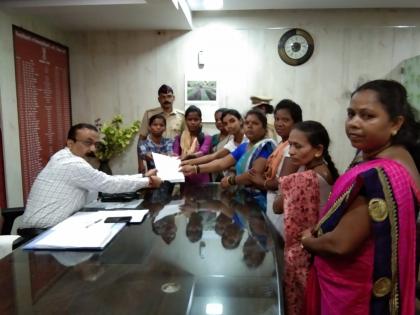 Dr. In view of Payal Tadavi case, demonstrations were conducted at the Thane District Collector's office | डॉ. पायल तडवी प्रकरणा संदर्भात श्रमजीवीच्या युवतींचे ठाणे जिल्हाधिकारी कार्यालयावर निदर्शने