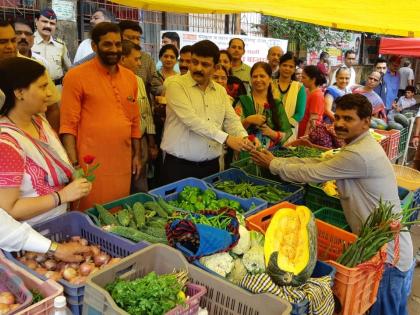 Visit of District Collector to Weekday Market, which sells ten thousand metric tonnes of vegetable | दहा हजार मेट्रीक टन भाजीपाला विकणाऱ्या आठवडी बाजारास जिल्हाधिका-यांची भेट