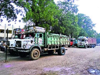 The stolen sand transport truck caught in the staircase | सटाण्यात पकडले चोरीची वाळू वाहतूक करणारे ट्रक