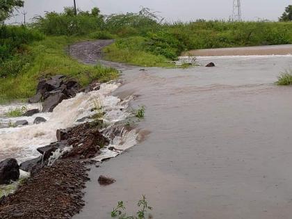 The road from Varakute-Malwadi was carried away | वरकुटे-मलवडीतील रस्ता गेला वाहून