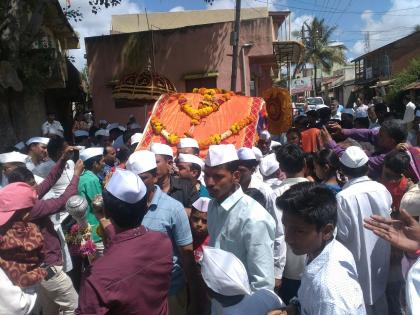 Dewar dhol-card alarm in the ceremony of Mudhai Devi | देऊरला मुधाई देवीच्या सोहळ्यात ढोल-ताशांचा गजर